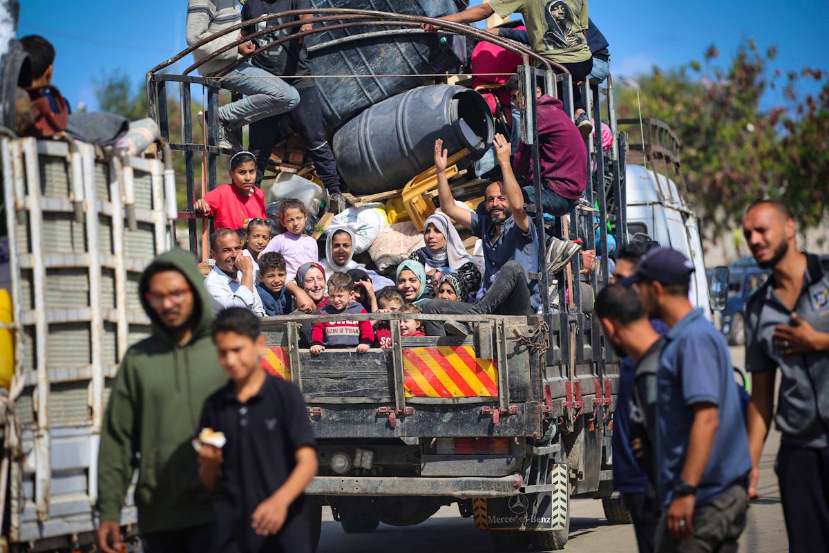 Fliehende machen sich auf den Weg von Rafah zu sichereren Gebieten im Süden des Gaza-Streifens.