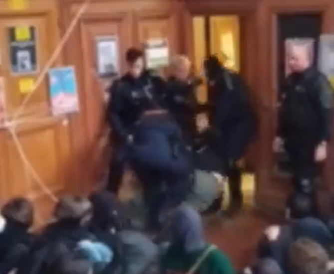La police intervient dans l'université de la Sorbonne à Paris