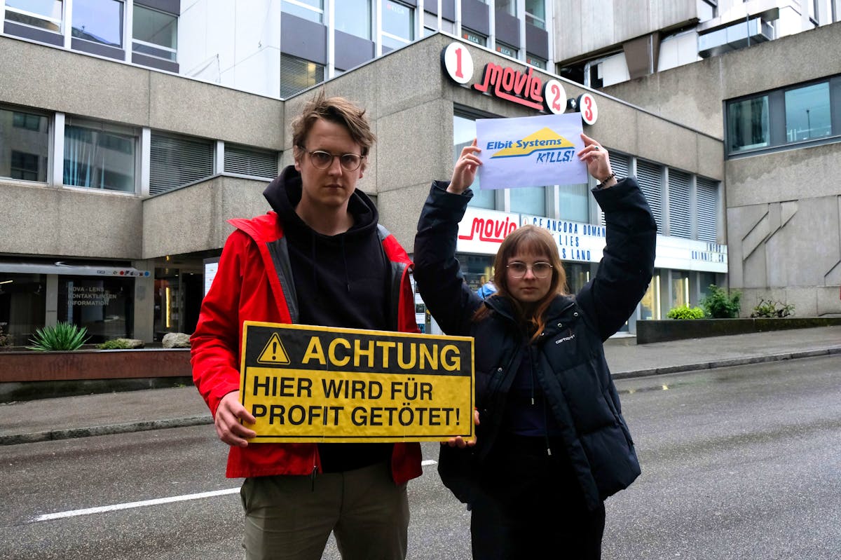 Juso-Präsident Nicola Siegrist und Vizepräsidentin Mirjam Hostettmann protestieren in Bern.