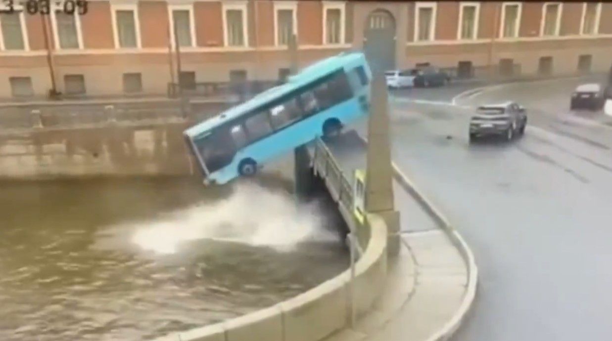 Un bus coule à pic dans une rivière: au moins trois morts