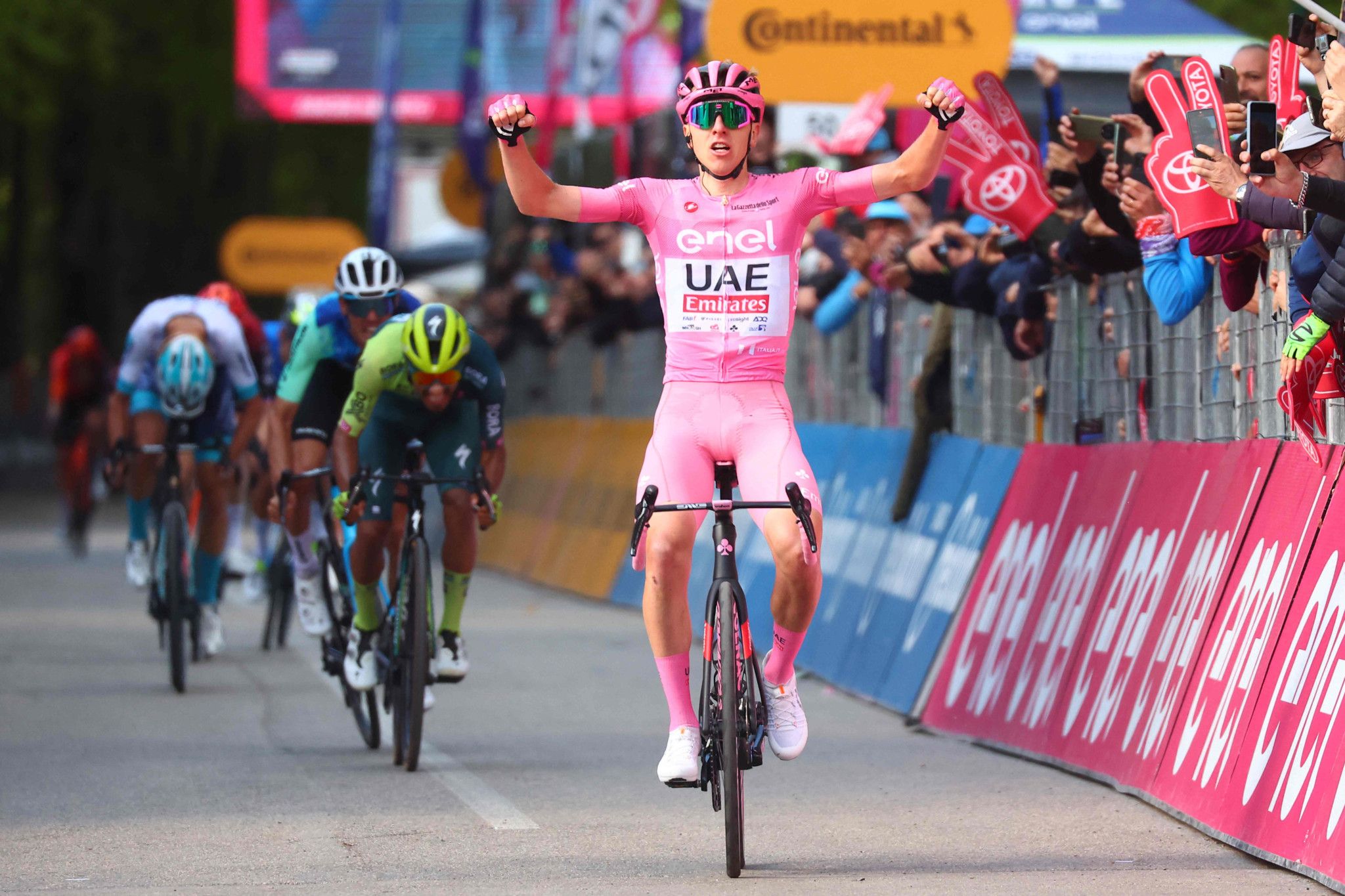 Pogacar gagne encore sur le Giro