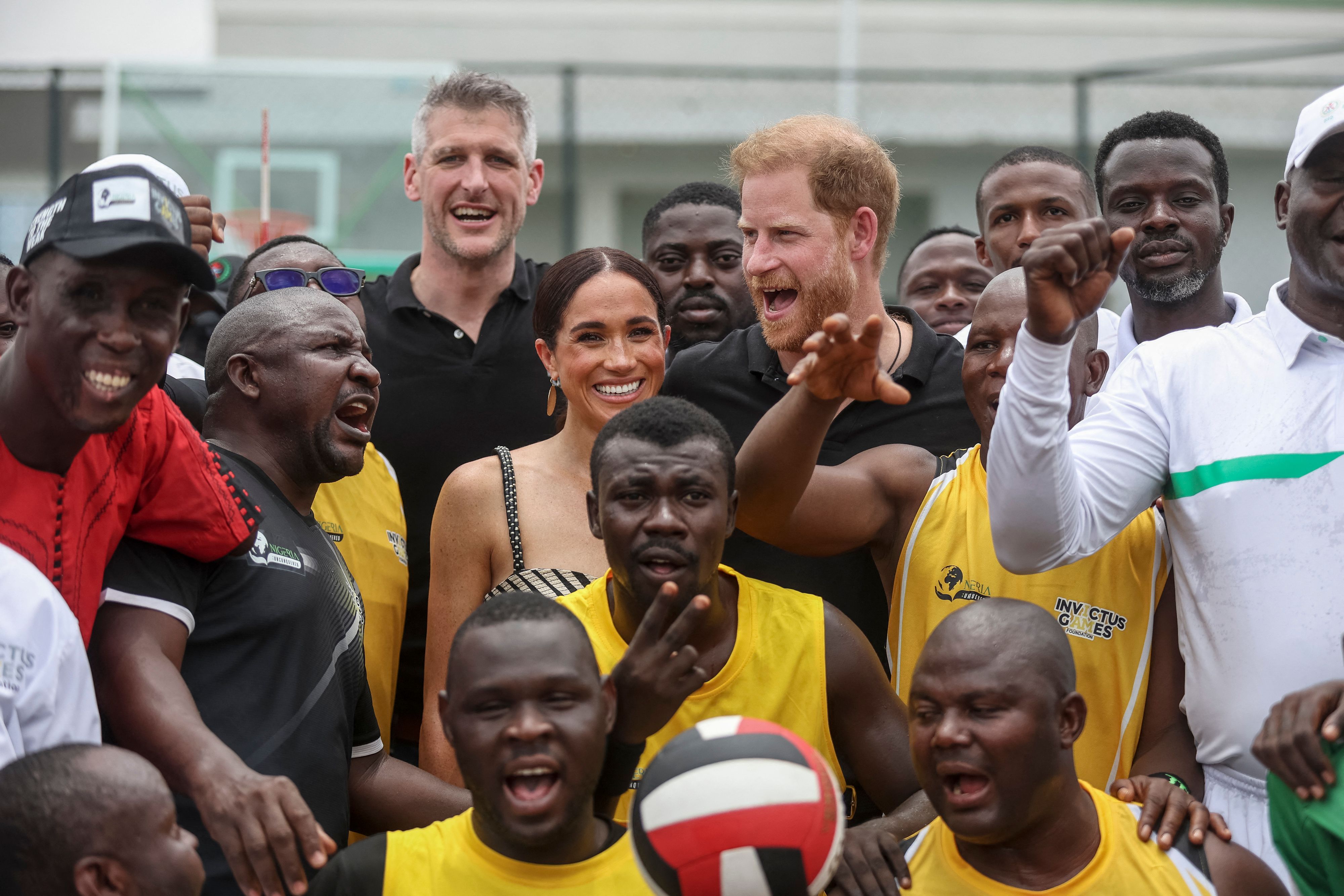 Le prince Harry joue au volley-ball avec des vétérans lors de sa visite