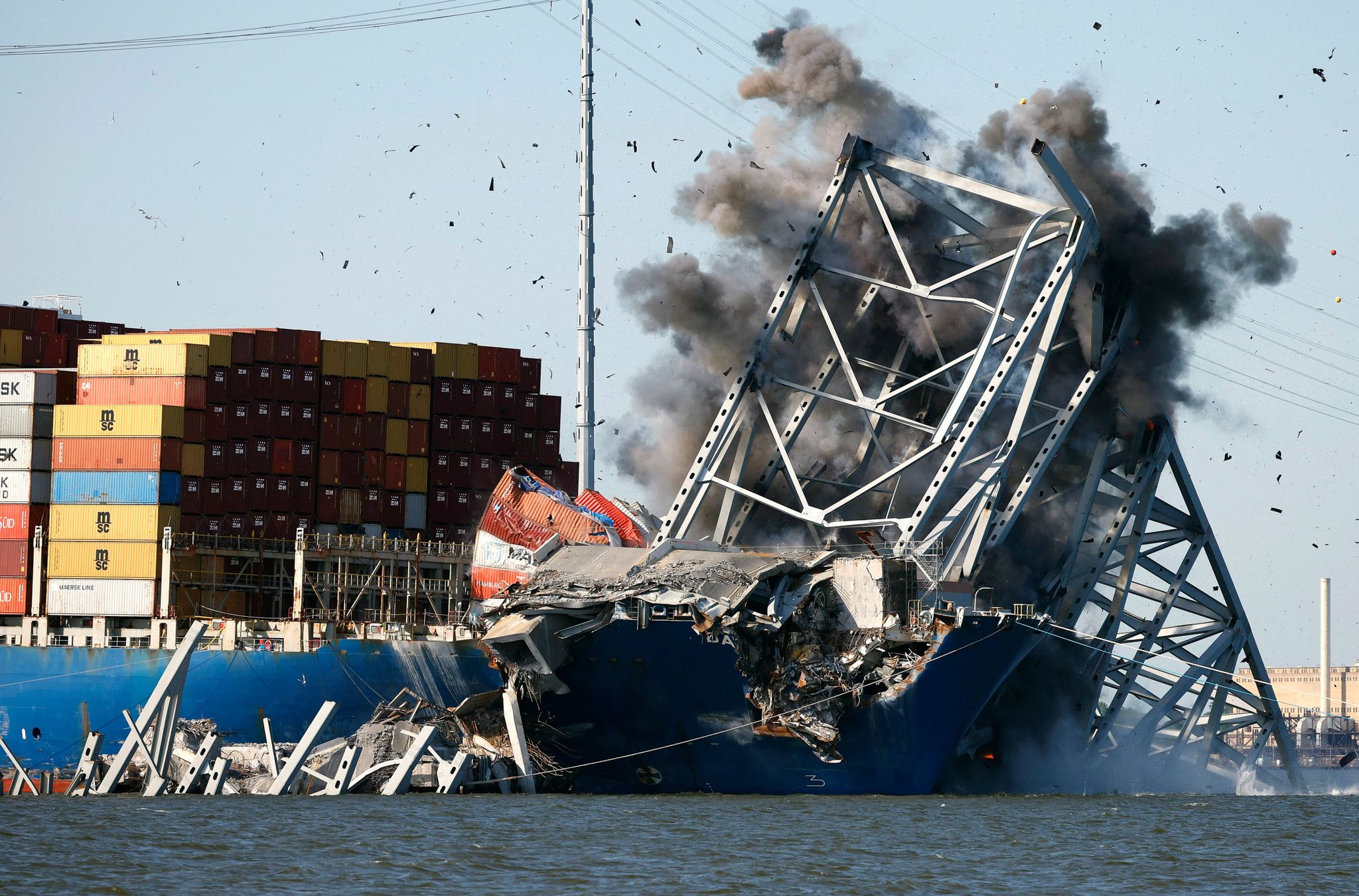 Les autorités font sauter une partie du pont effondré de Baltimore