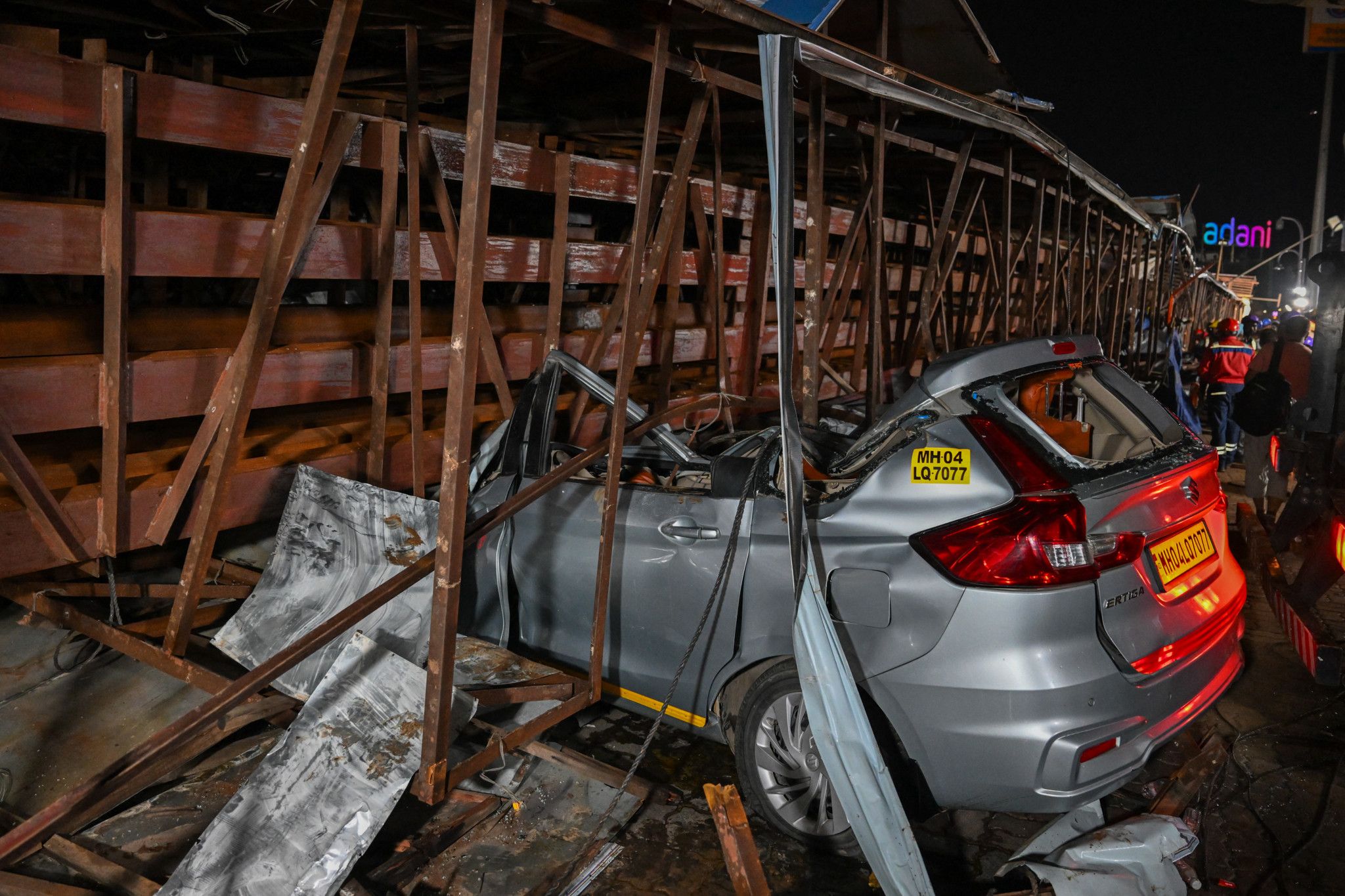 12 morts et 60 blessés dans la chute d'un panneau à Bombay