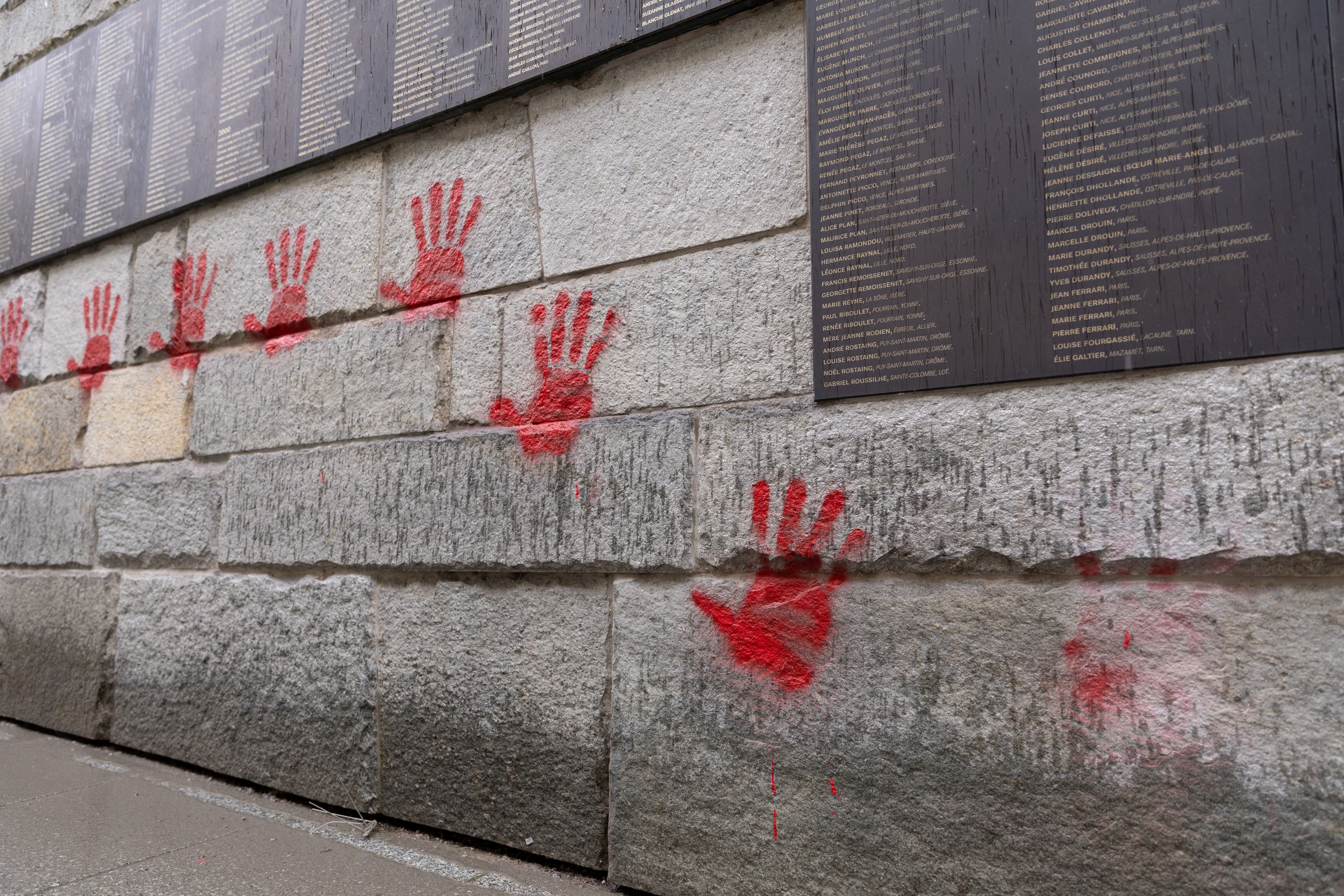 Des mains rouges taguées sur le Mémorial de la Shoah à Paris
