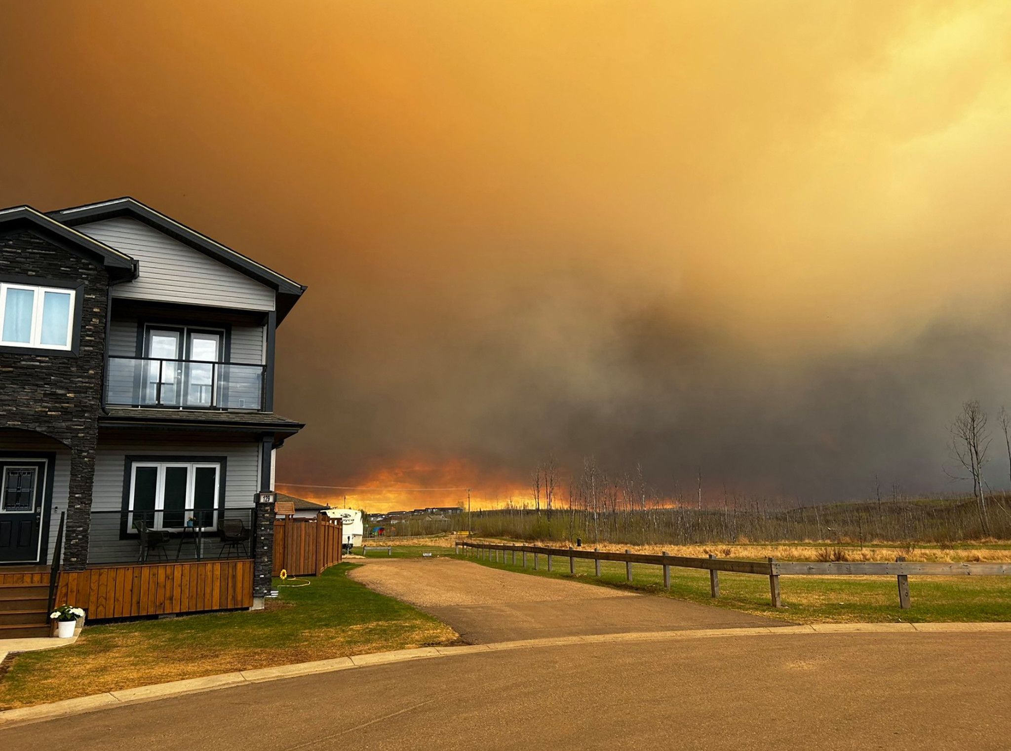 Un feu de forêt menace une ville pétrolière de l'ouest du Canada