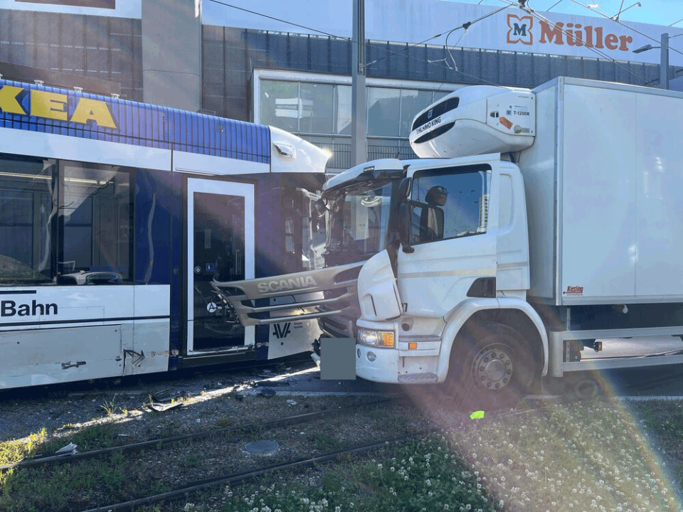 Cinq blessés dans la collision entre un tram et un camion