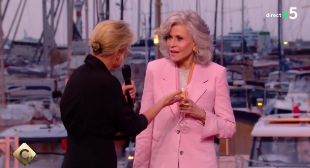 Jane Fonda réprimandée pour sa flûte de champagne à la télé
