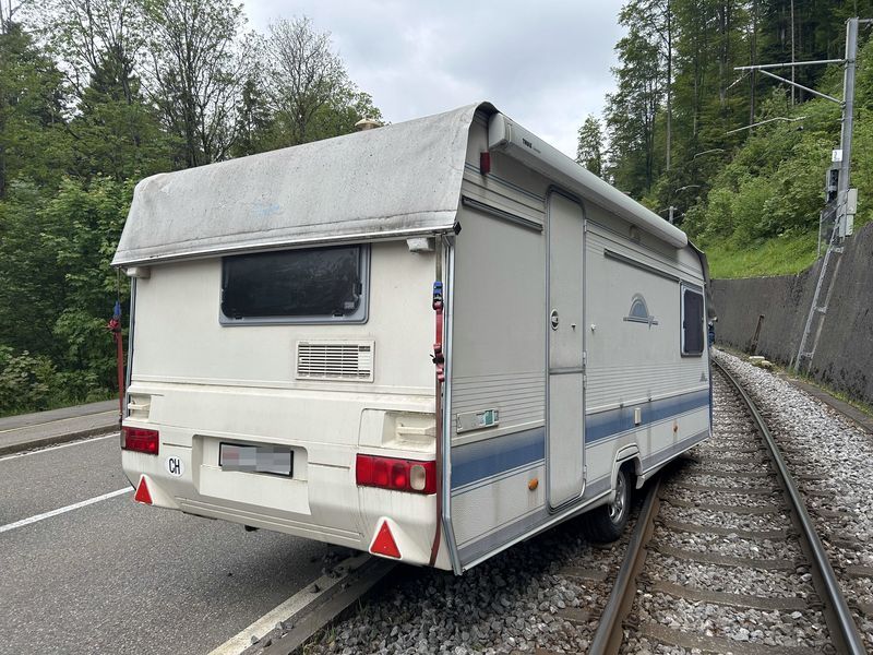 Sa caravane se détache et finit sur les rails