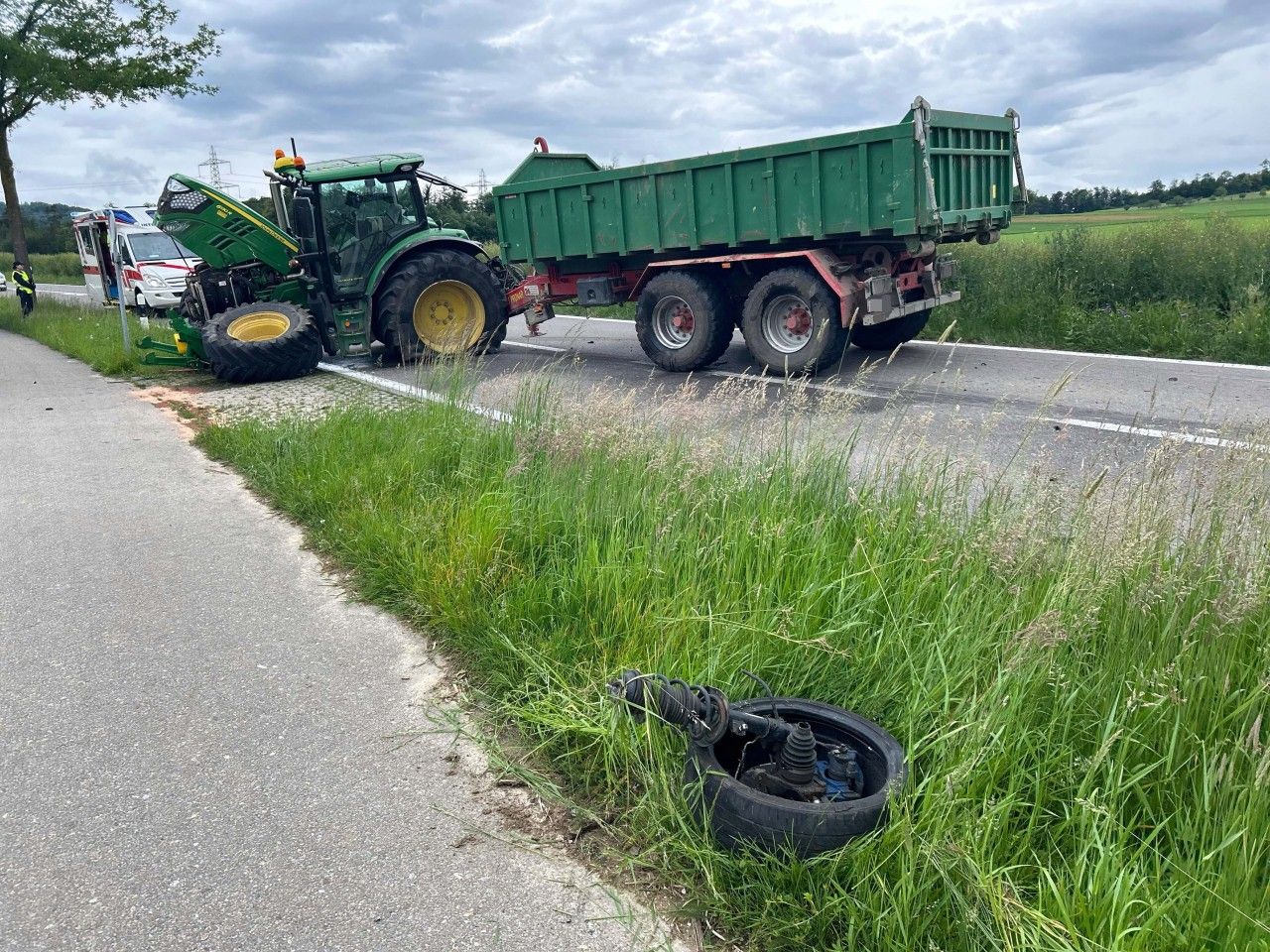 Collision frontale entre un tracteur et une Opel Corsa
