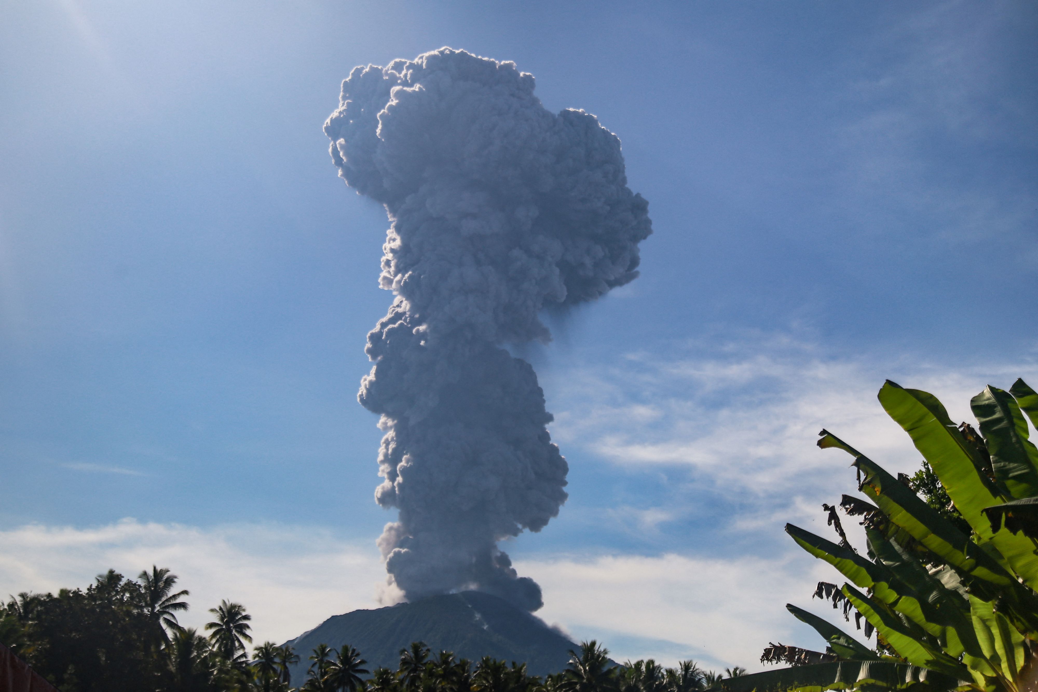 Le volcan Ibu ne décolère pas