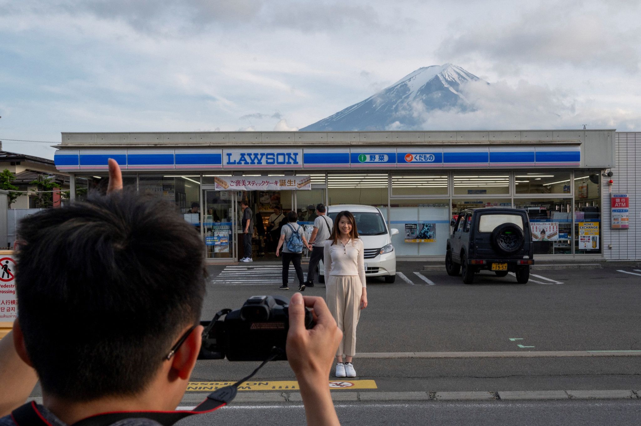 Un filet masque une vue du mont Fuji à cause du surtourisme