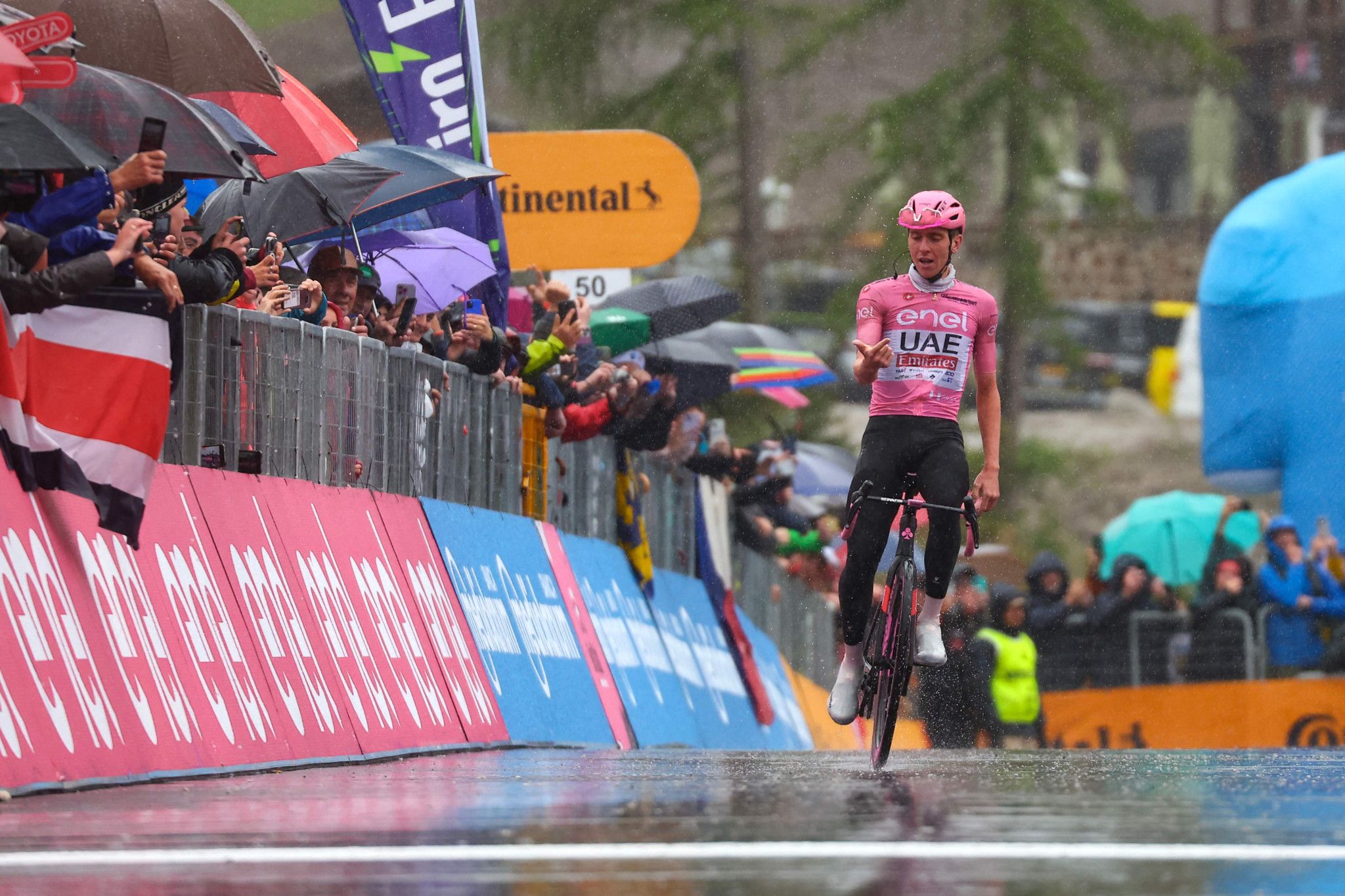 Une 5e victoire d'étape pour Pogacar sur le Giro