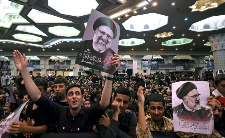 Funérailles du président Raïssi: la foule se rassemble à Téhéran