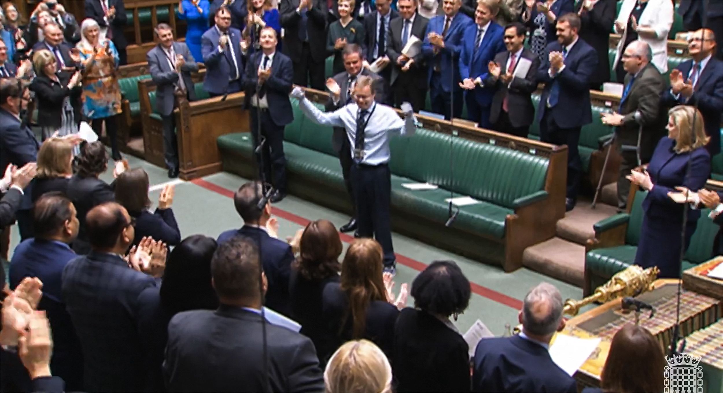 Le «député bionique» ovationné à son retour au Parlement