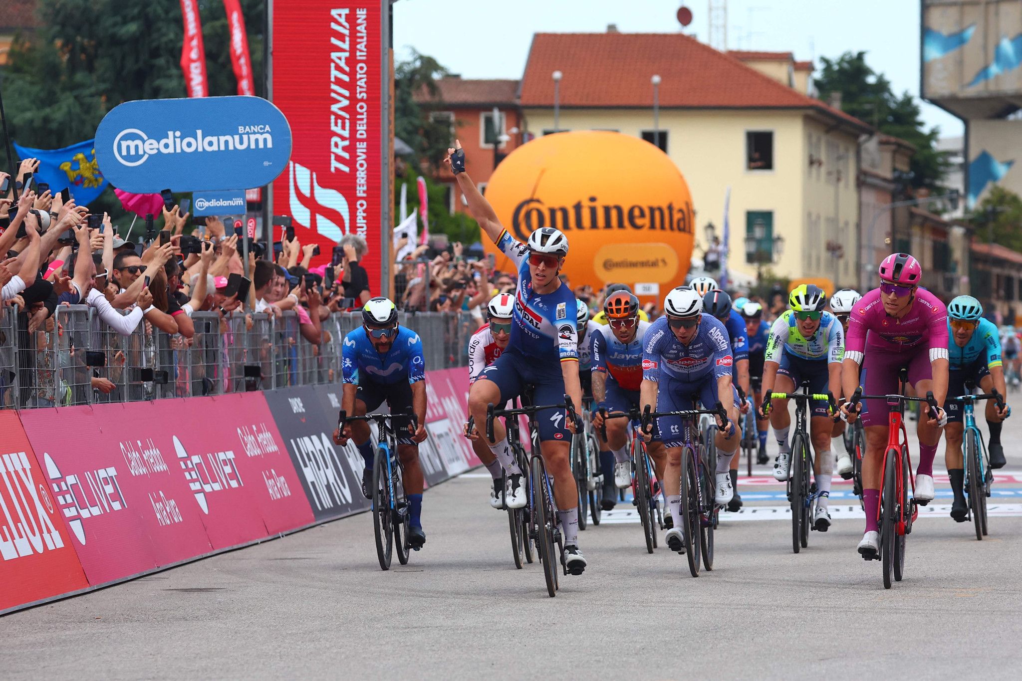 Tim Merlier remporte la 18e étape du Giro au sprint
