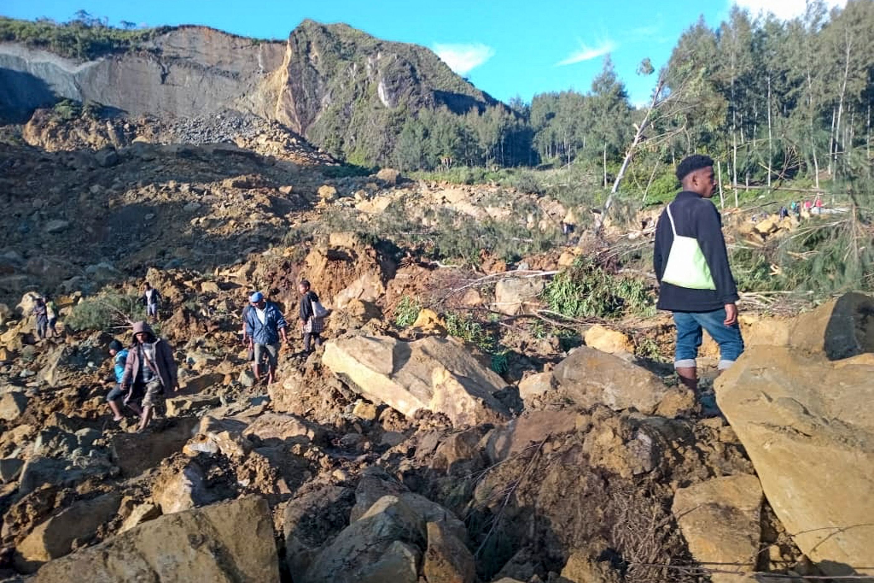 Un glissement de terrain emporte «plus de six villages»