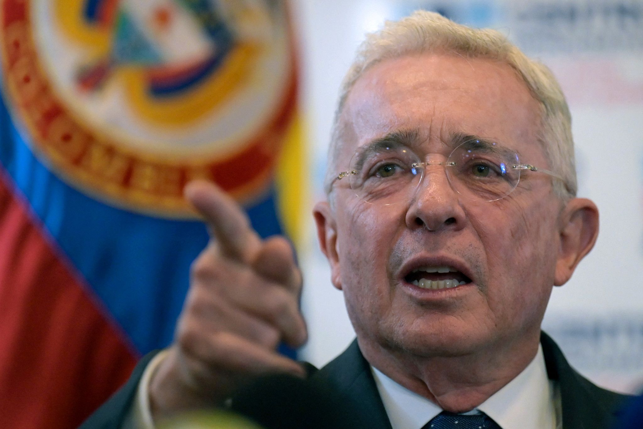 Álvaro Uribe formellement accusé de fraude à son procès