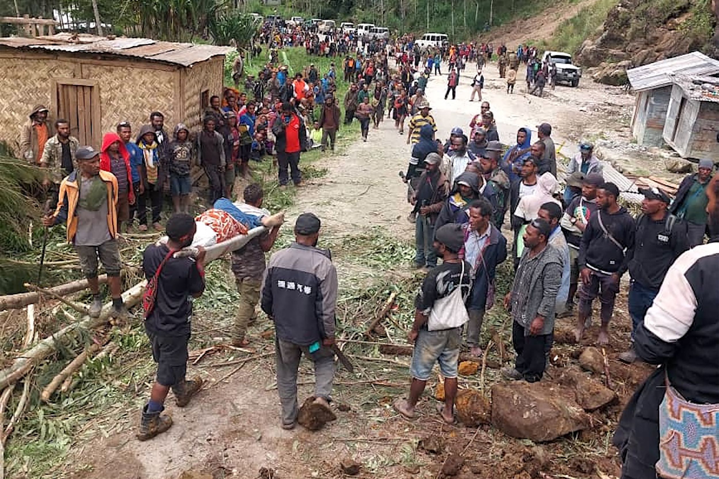 Les secours arrivent sur les lieux du glissement de terrain