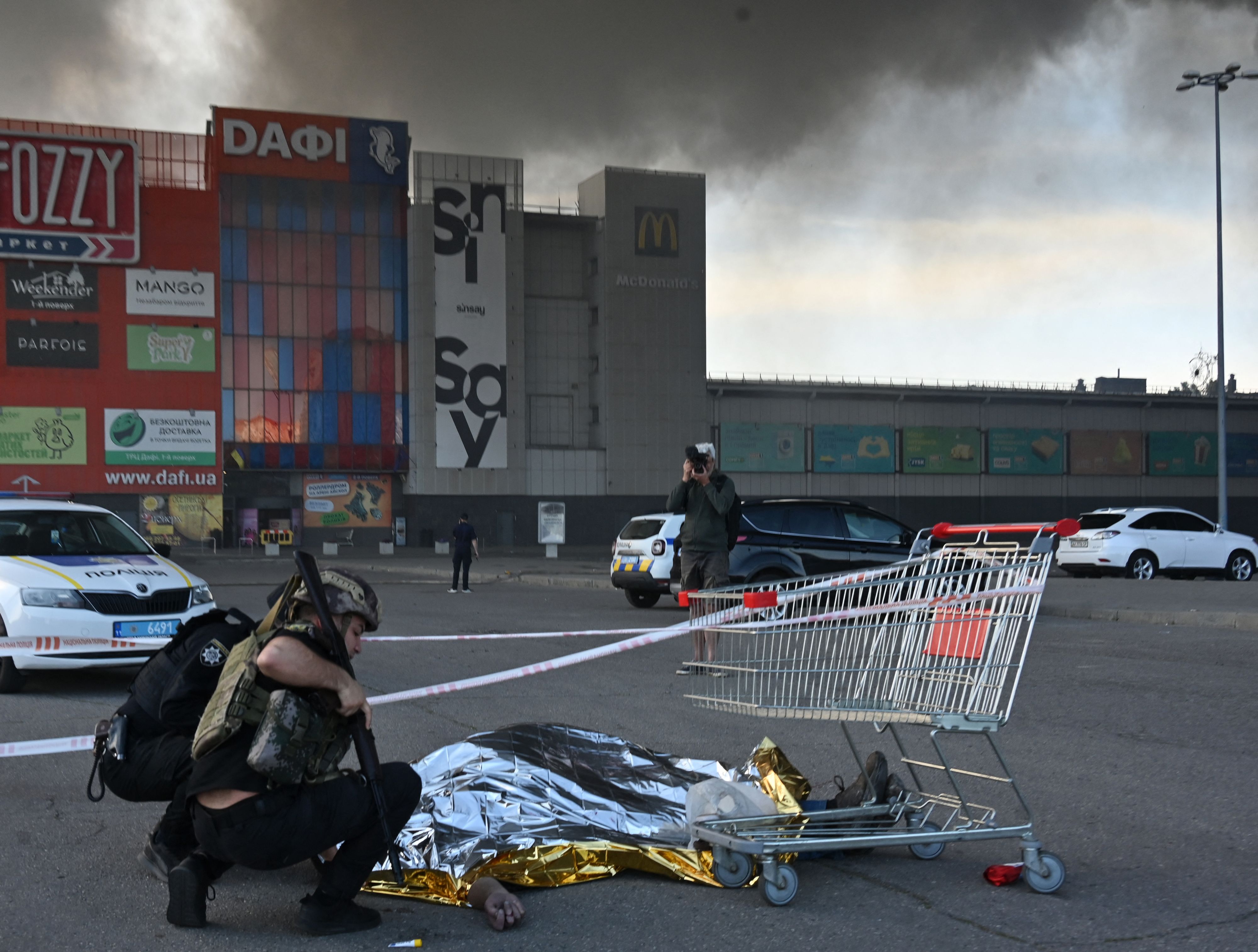 Un hypermarché de Kharkiv frappé par la Russie: douze morts
