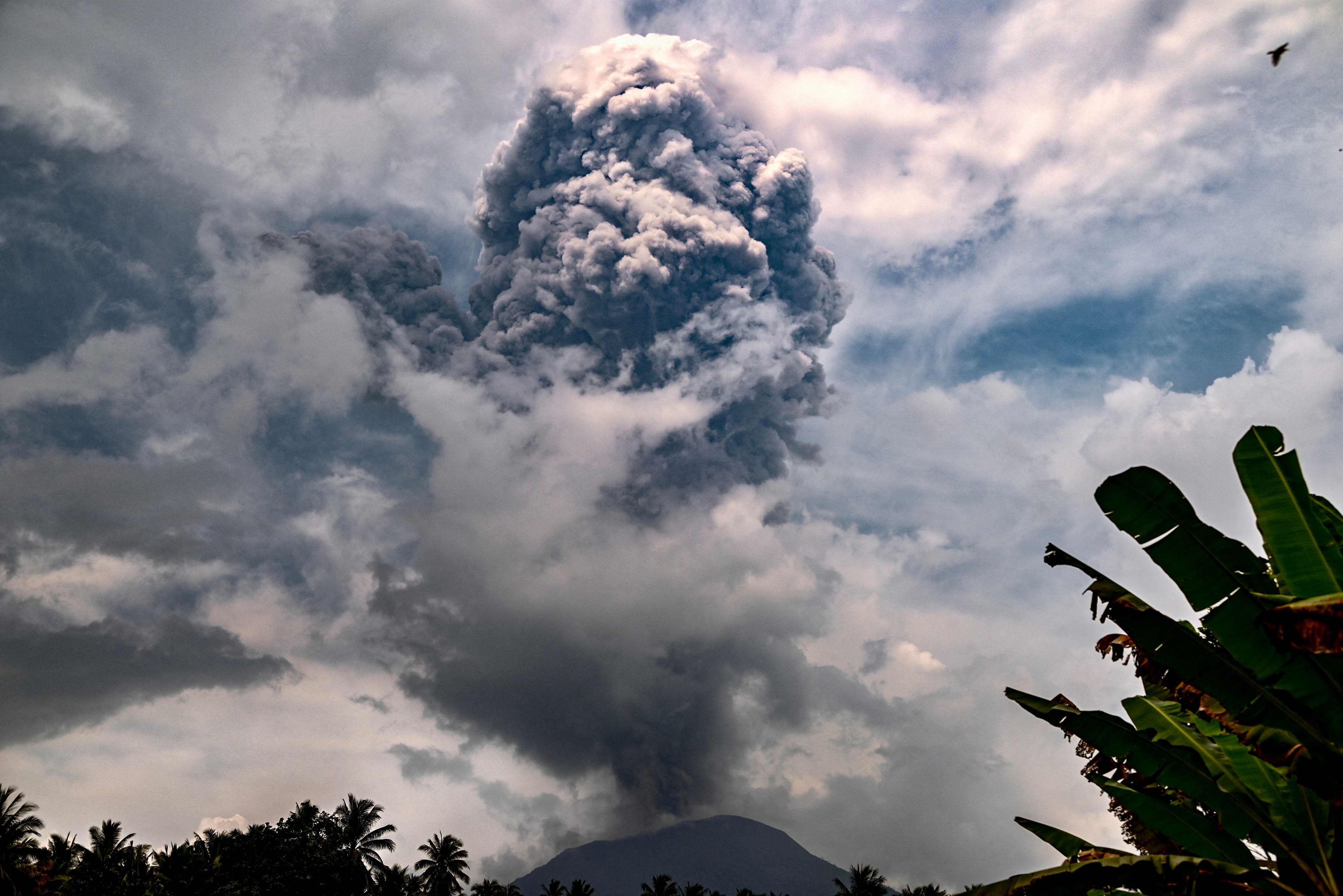 Nouvelle éruption du volcan Ibu, des cendres à 6 km de haut