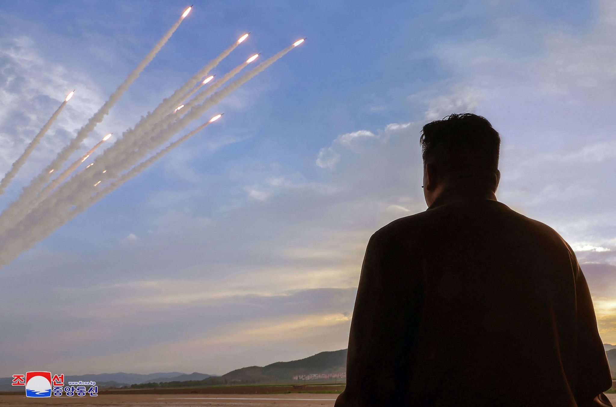 Kim supervise des tirs de lance-roquettes multiple