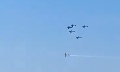 Deux petits avions entrent en collision lors d'un show aérien