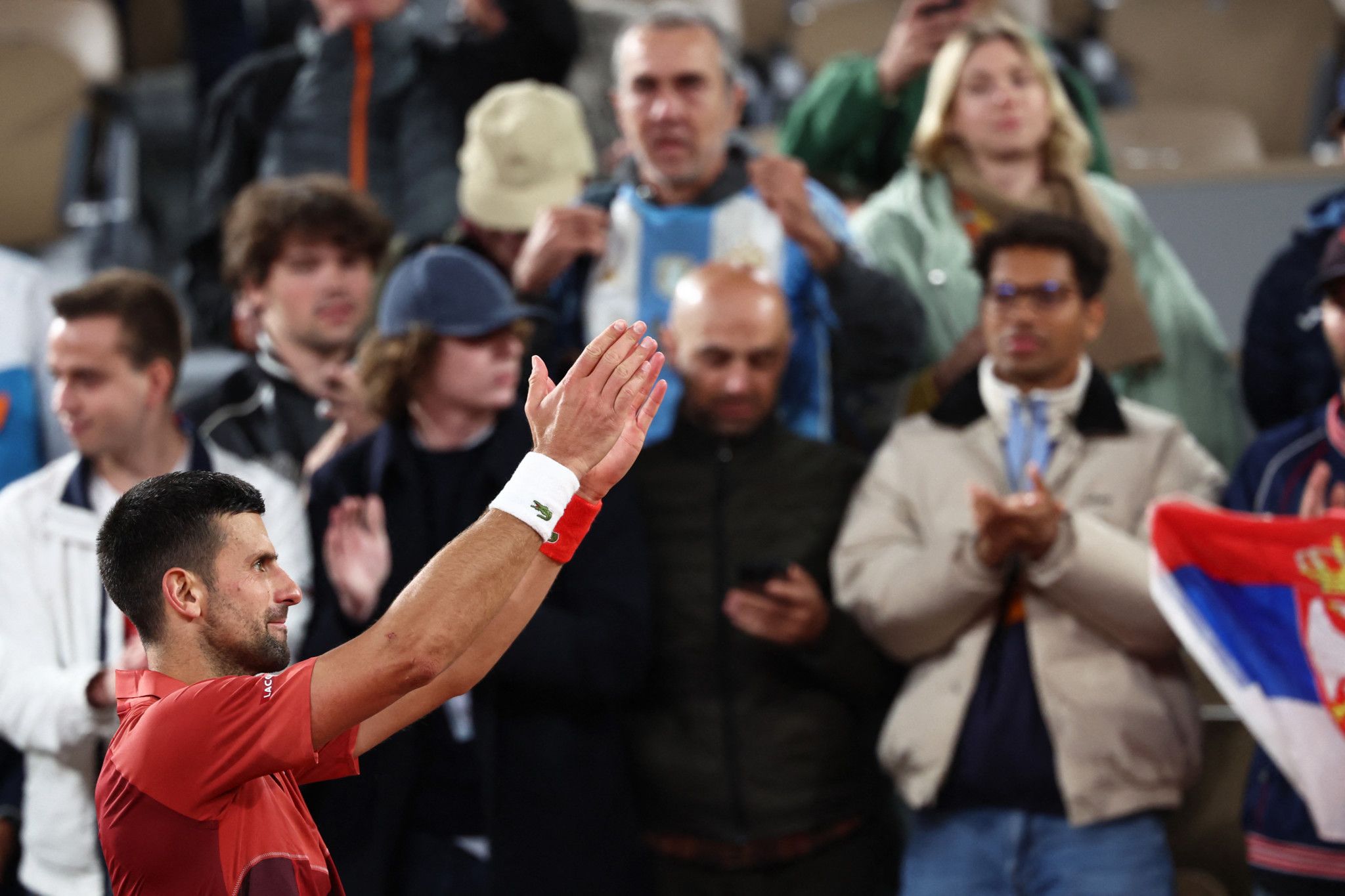 Au bout de la nuit, Djokovic remporte son match en cinq sets