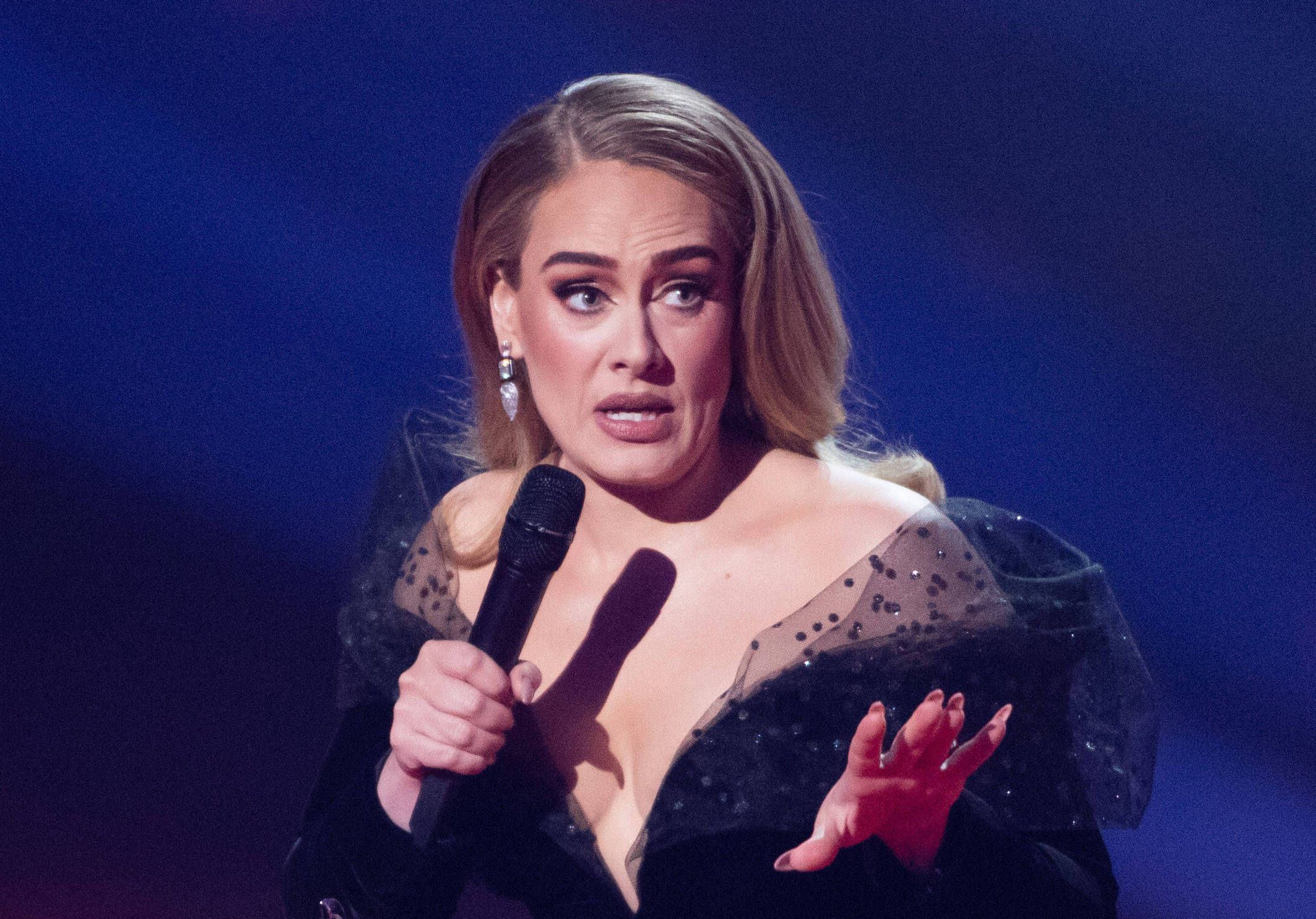 Adele recadre un spectateur homophobe en plein concert: «Ferme-la!»