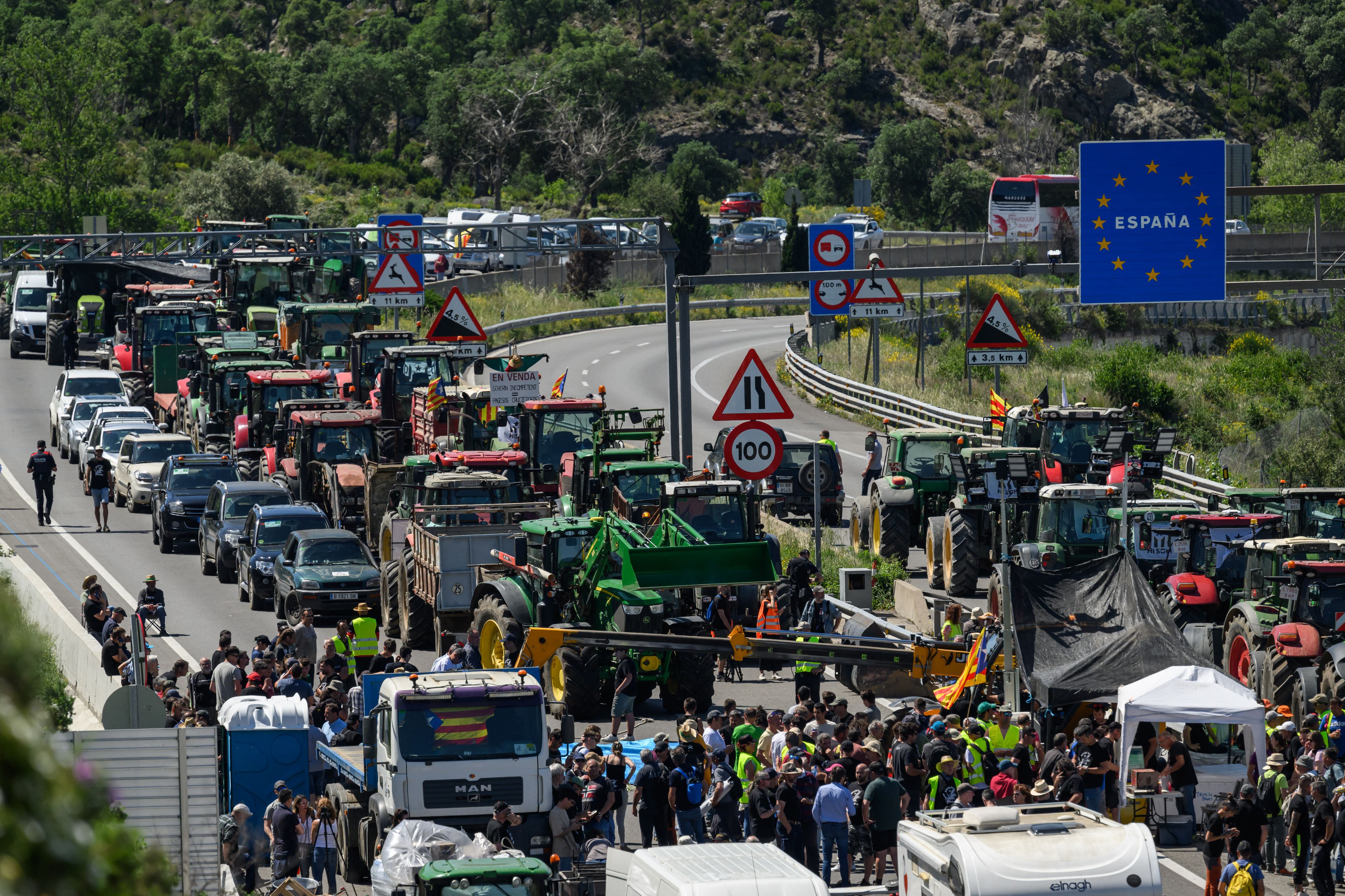 Des agriculteurs espagnols et français bloquent la frontière