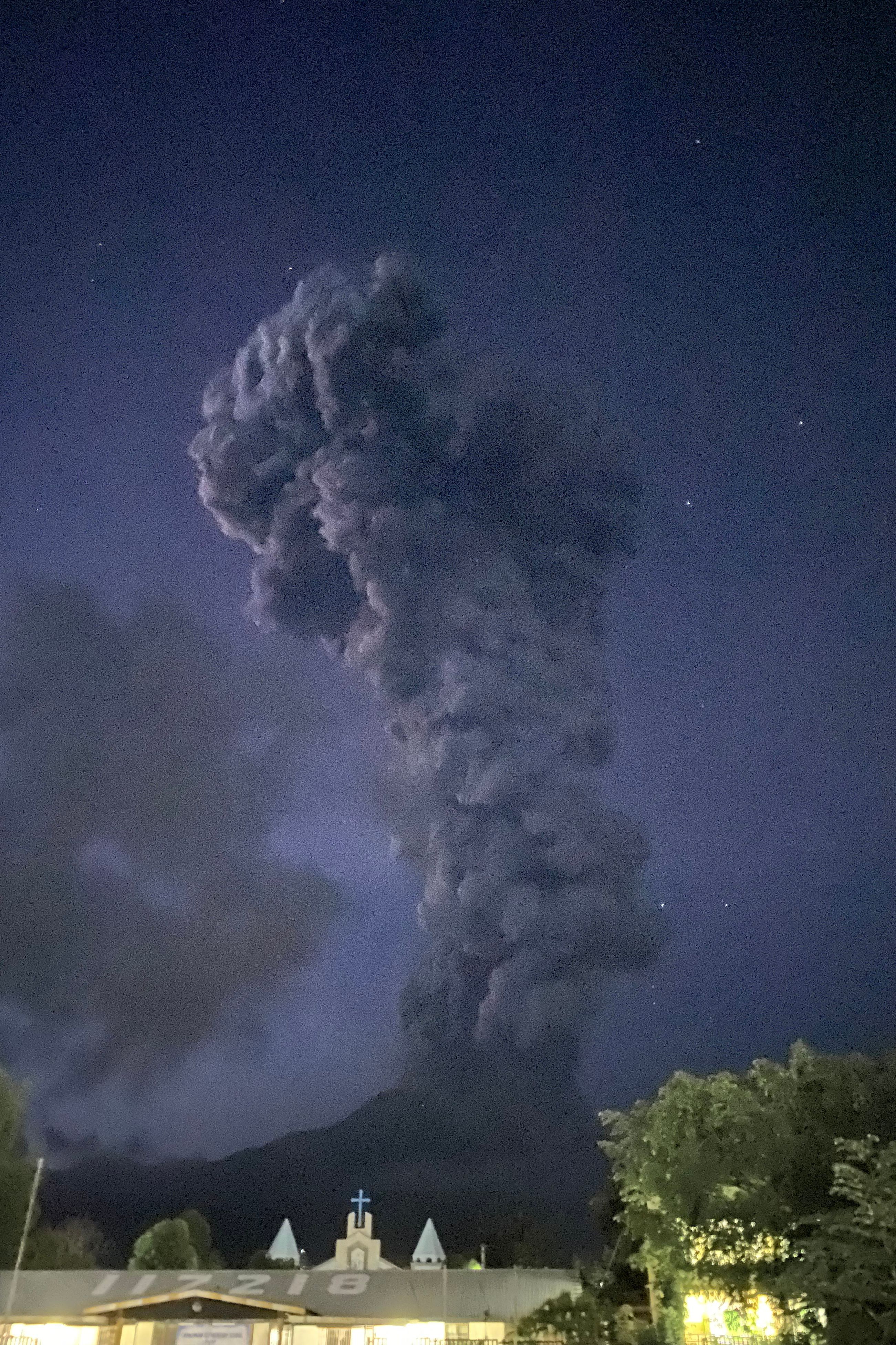 «Éruption explosive» d'un volcan: cendres projetées à 5 kilomètres
