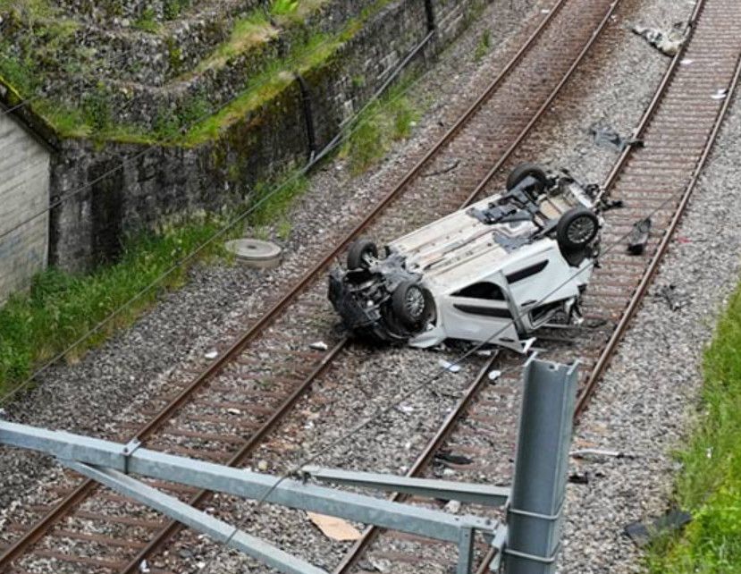Une voiture chute sur les rails: cinq blessés