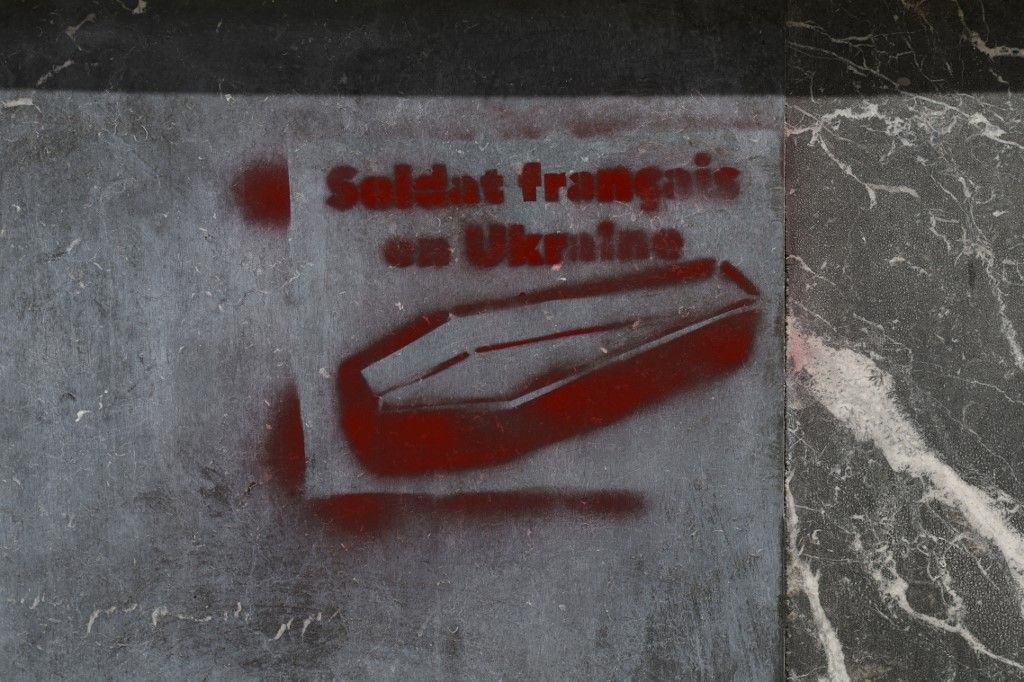 Tags de cercueils «Soldat français en Ukraine»: trois arrestations