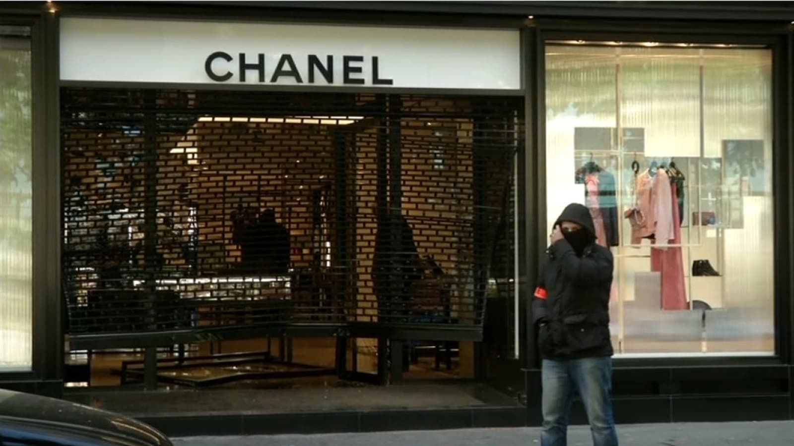 Paris: ils braquent une boutique Chanel à la voiture-bélier