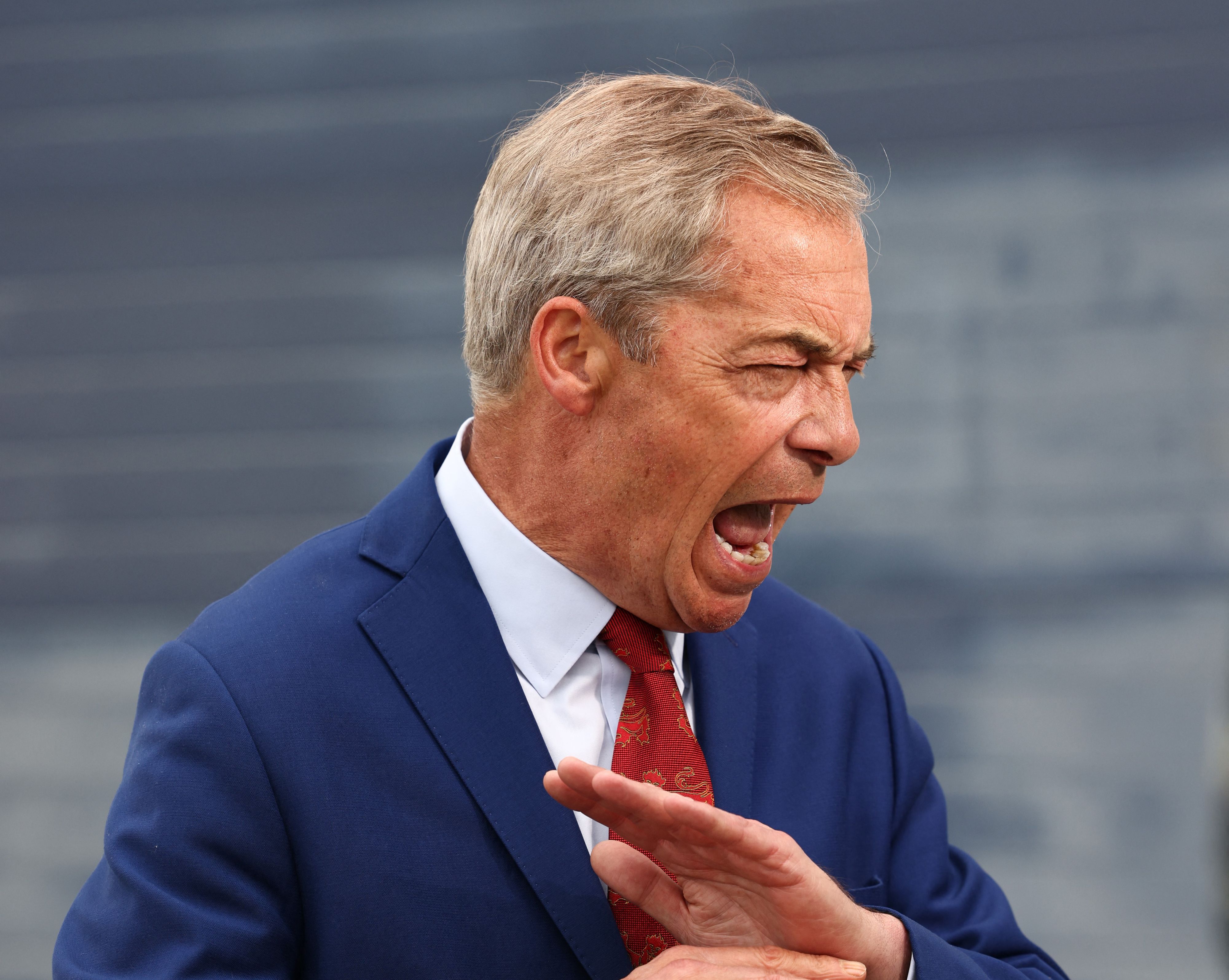 L'homme qui a bombardé d'objets Nigel Farage inculpé