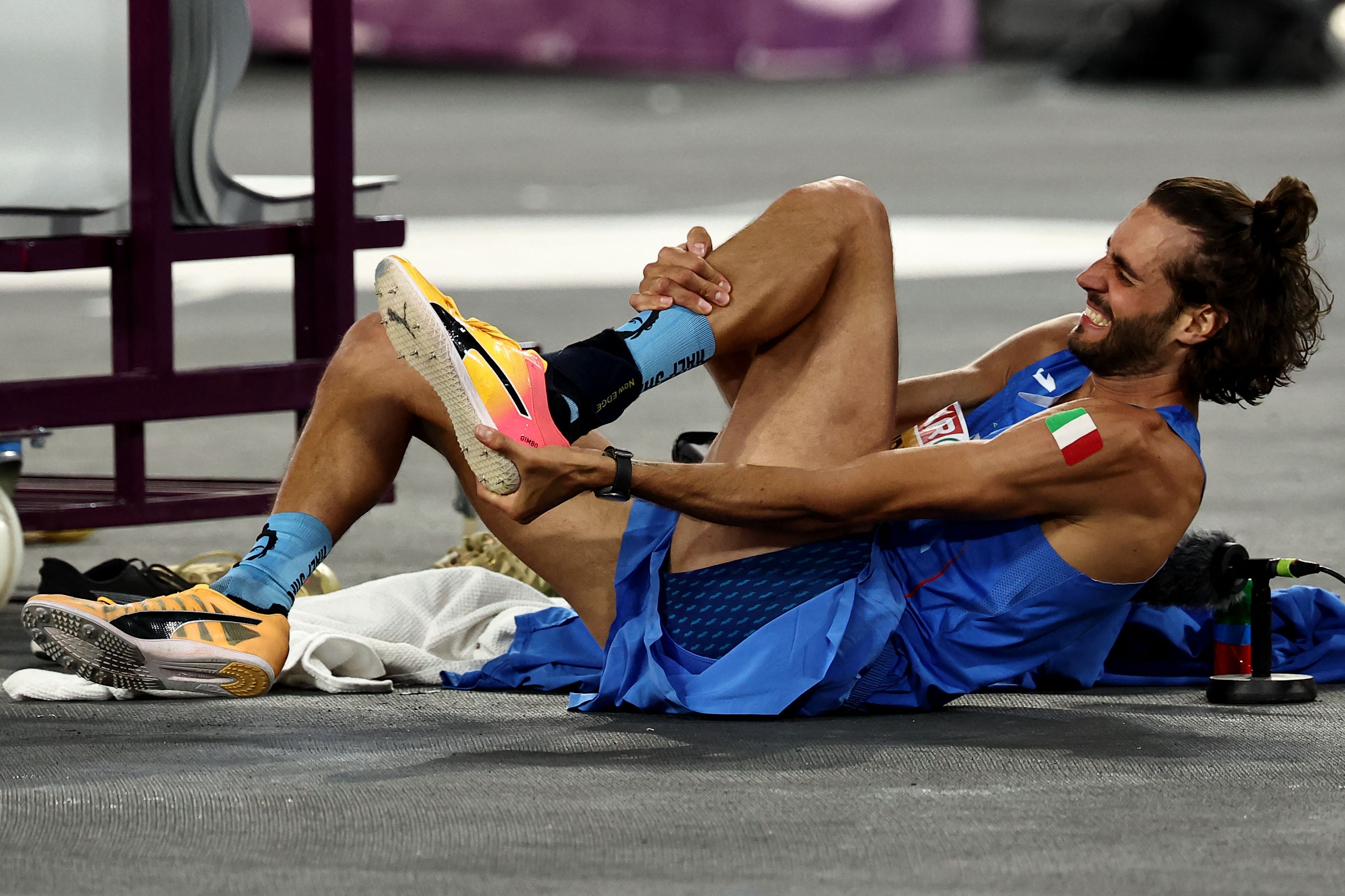 Le champion de saut italien se blesse pour rire