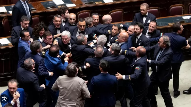Polémique après une bagarre au parlement italien