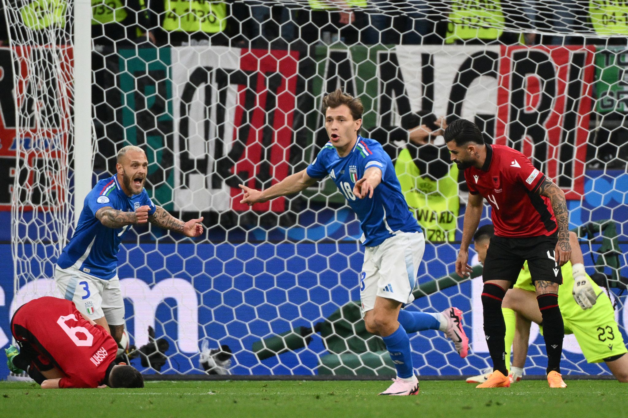 L'Italie entame la défense de son titre par un succès renversant