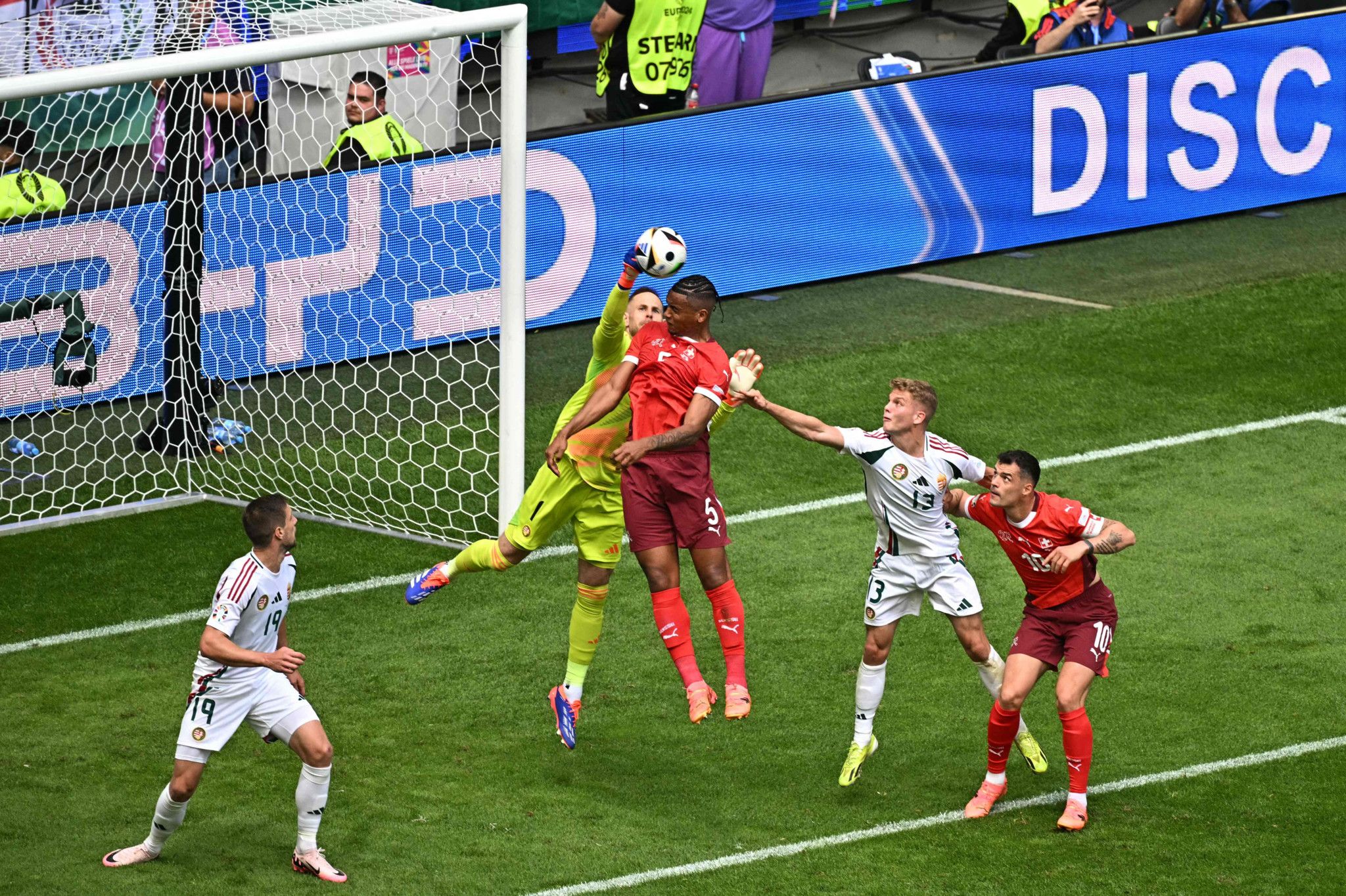 La Suisse devant de deux buts contre la Hongrie à la pause