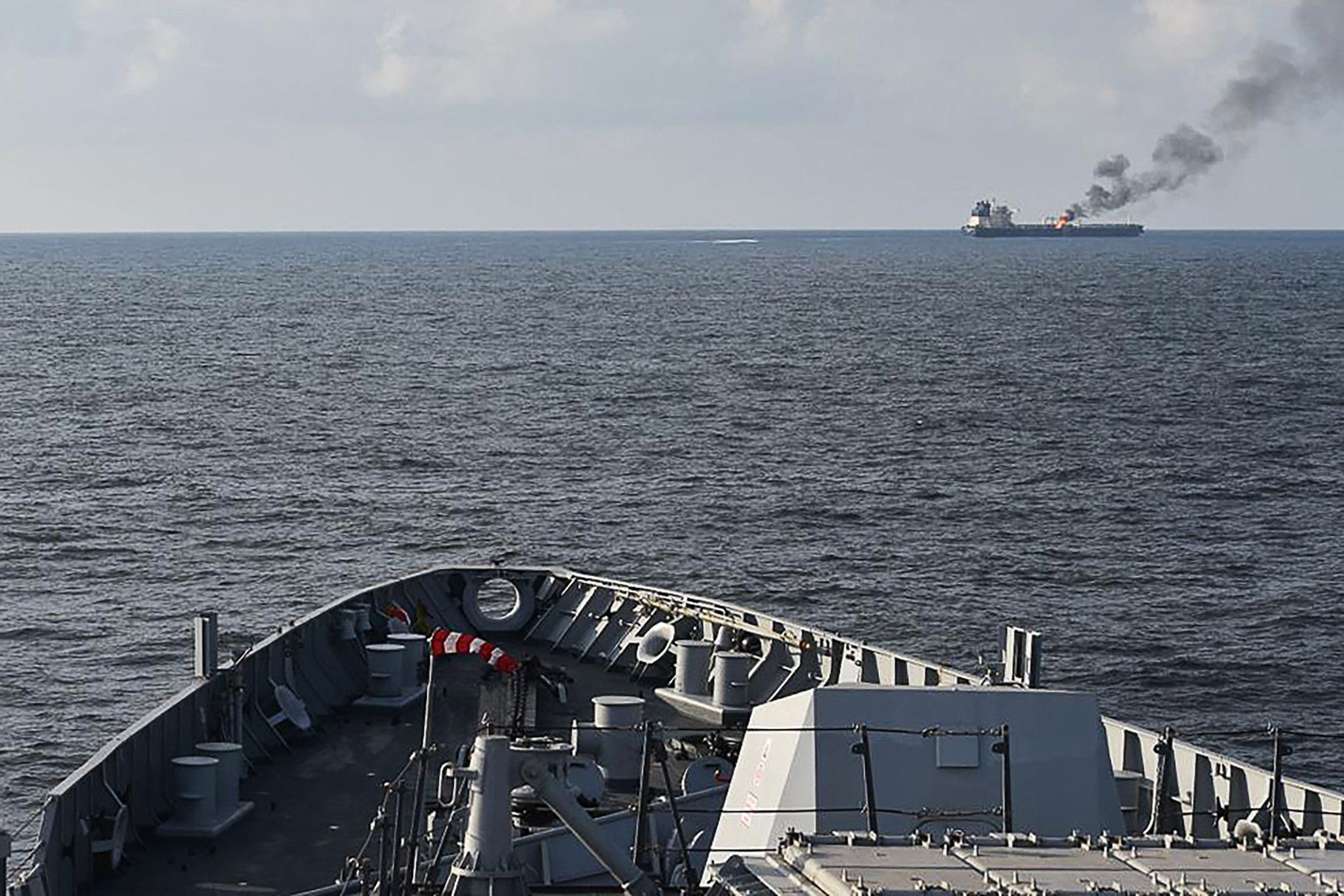 L'équipage quitte un navire frappé par les Houthis dans le golfe d'Aden