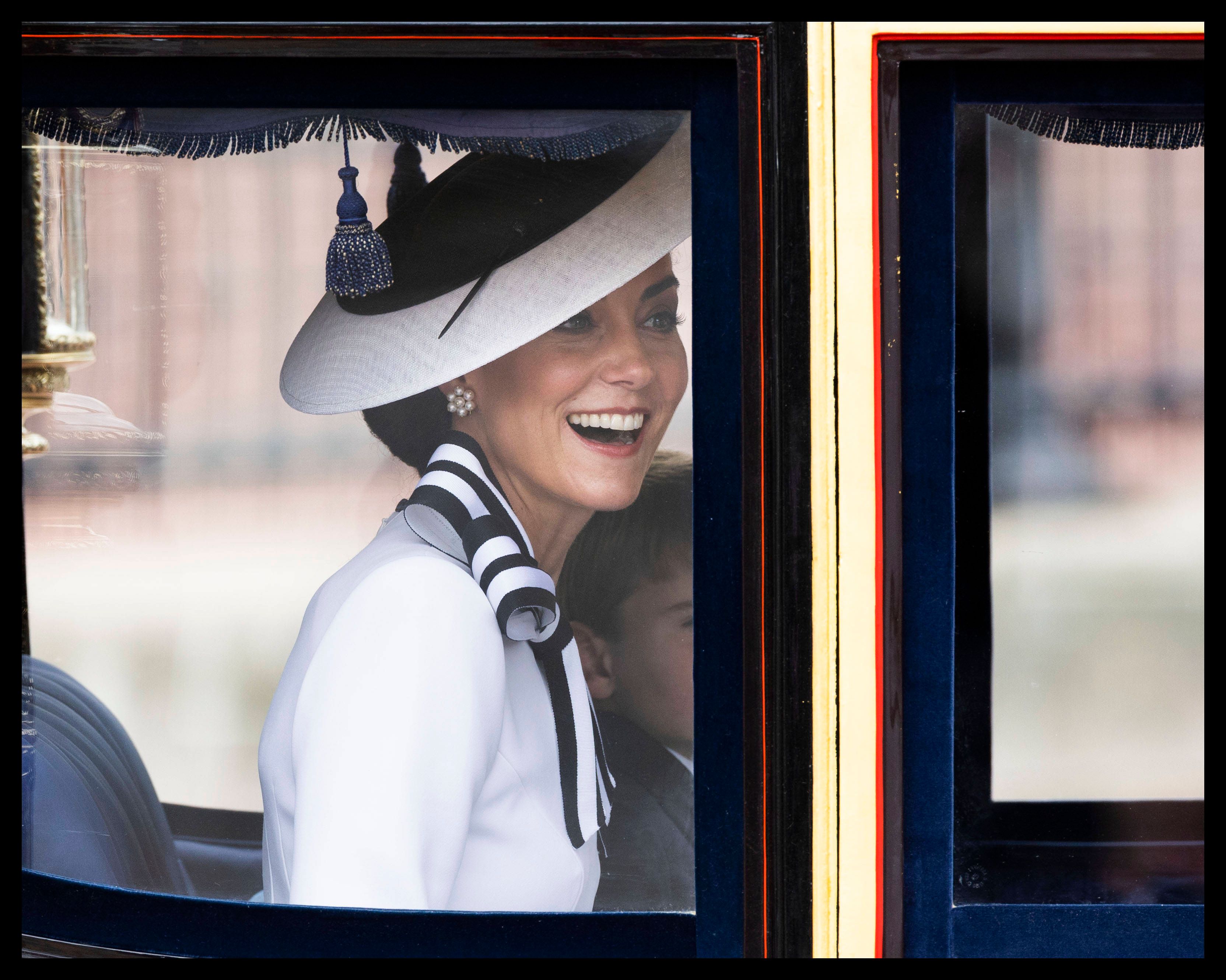 Kate, souriante, fait son retour en public à la parade d'anniversaire de Charles III