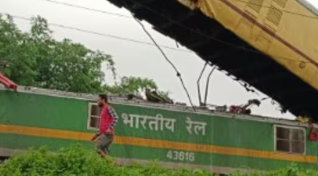 Un «tragique» accident de train secoue le Bengale