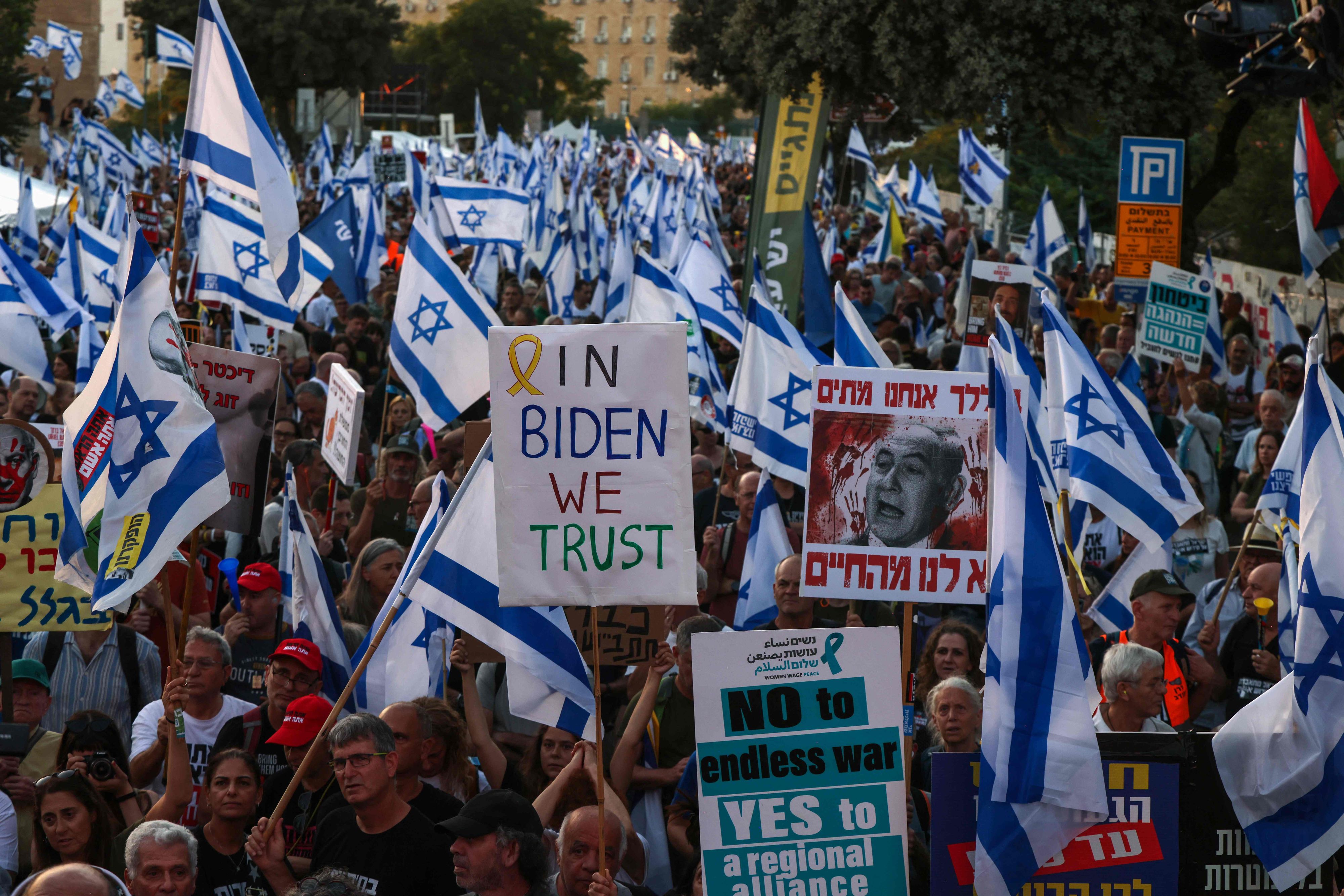 Des milliers d'Israéliens manifestent contre leur gouvernement