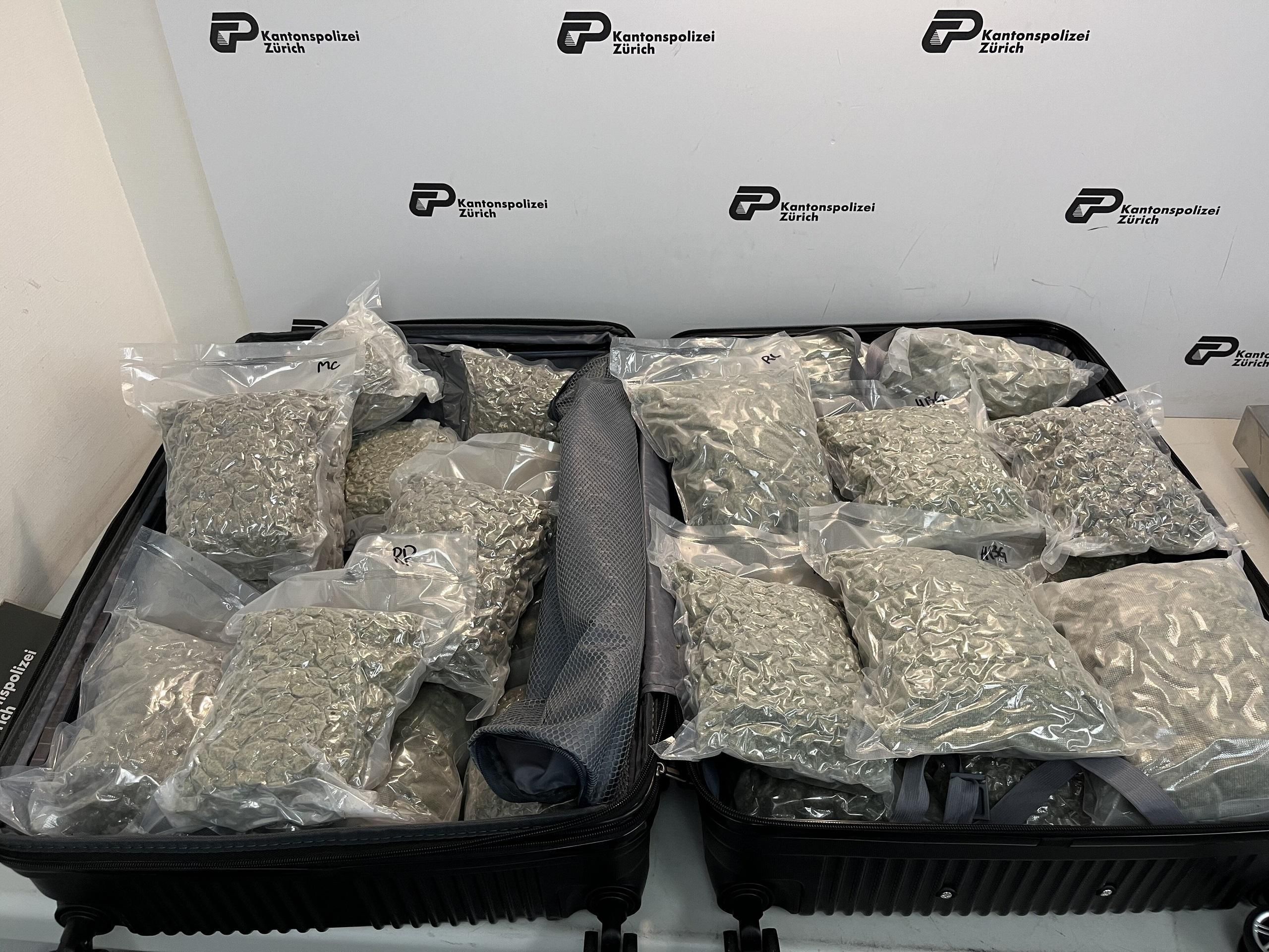 Deux passeuses pincées avec des valises remplies de drogue