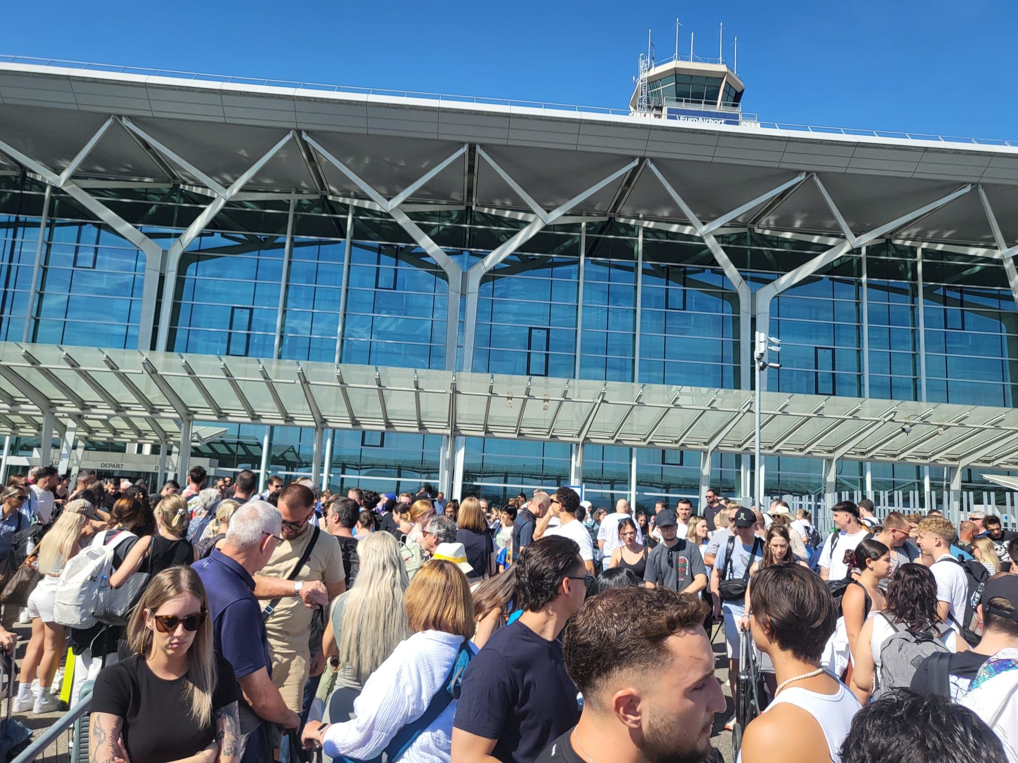 L’aéroport de Bâle-Mulhouse rouvre après une alerte à la bombe